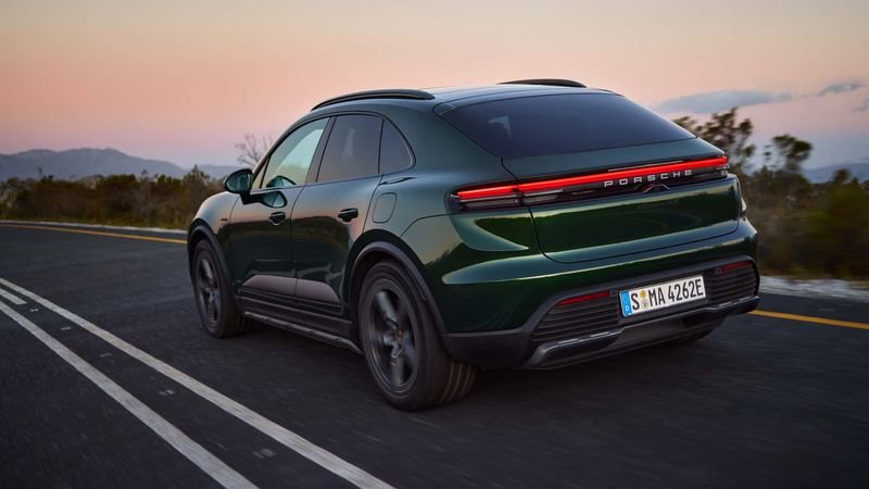 Porsche Macan EV có thêm 2 phiên bản mới bổ sung gói tùy chọn off road